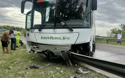 Fuerte choque en la subida de la autopista La Plata – Buenos Aires: Un micro despitó y chocó contra un guardarrail