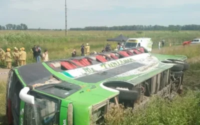 Volcó un micro que viajaba a Mar del Plata para un acto que iba a cerrar Kicillof: el fiscal confirmó dos muertos y 44 heridos heridos