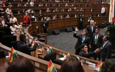 Milei fue ovacionado en el Congreso boliviano y acaparó la atención de los legisladores en la asunción de Paz