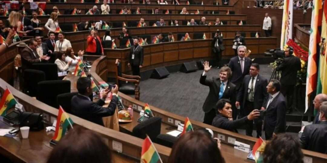 Milei fue ovacionado en el Congreso boliviano y acaparó la atención de los legisladores en la asunción de Paz