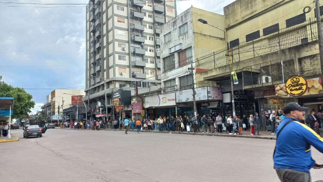 Pocos colectivos y alta demanda: el sufrimiento de los pasajeros afectados por el paro