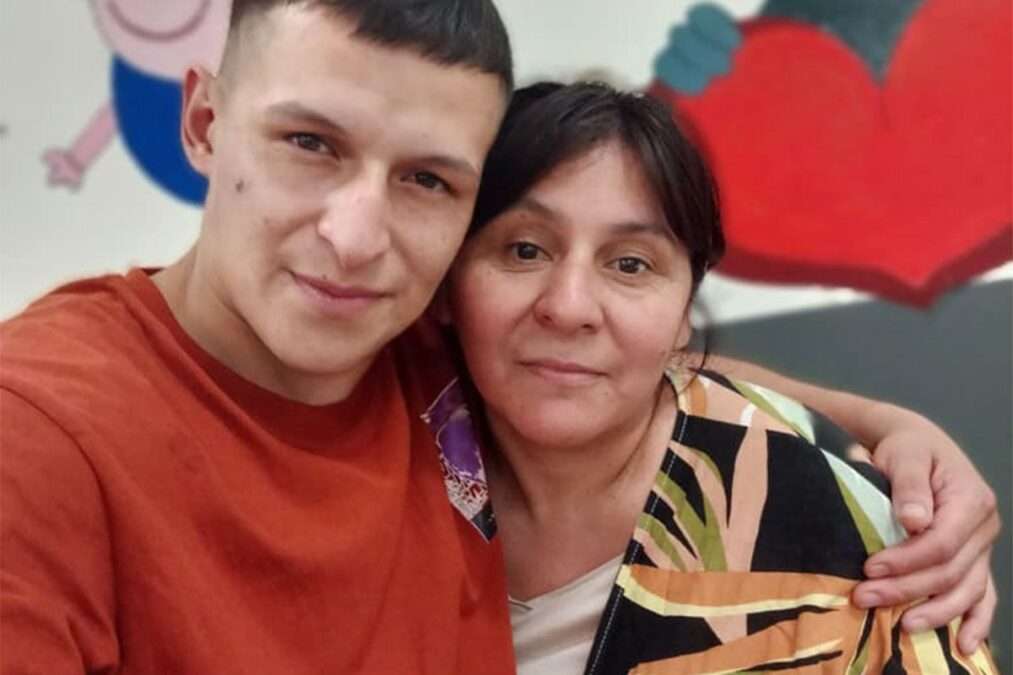 Leonardo Saucedo y su mamá Lorena Ledesma