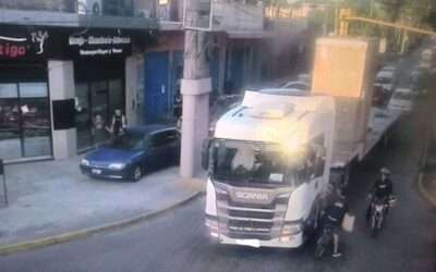 Barrio Chacabuco: Un hombre chocó contra un poste, huyó y al ser identificado descubrieron que era buscado por la Justicia