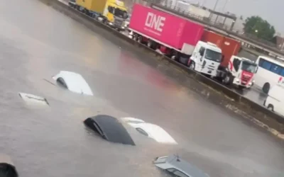 Autos bajo el agua en plena Panamericana por el temporal