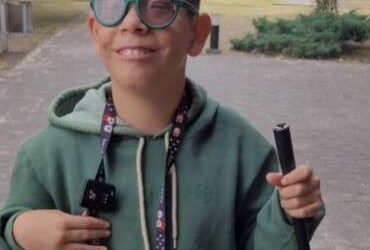 Kevin perdió su  bastón y Desarrollo Social le entregó uno nuevo