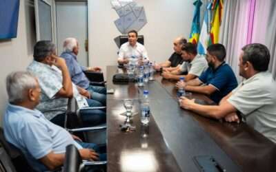 Andrés Watson junto a Roberto Fernández y trabajadores de la empresa «San Juan Bautista S.A.»