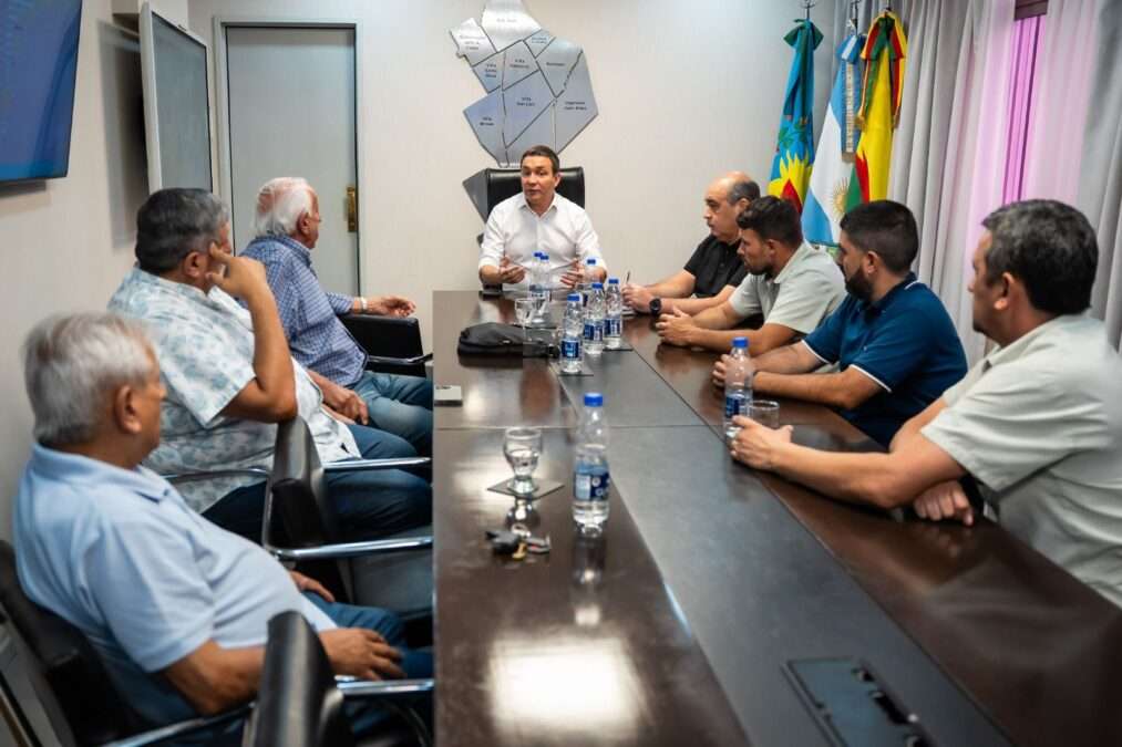 Andrés Watson junto a Roberto Fernández y trabajadores de la empresa «San Juan Bautista S.A.»