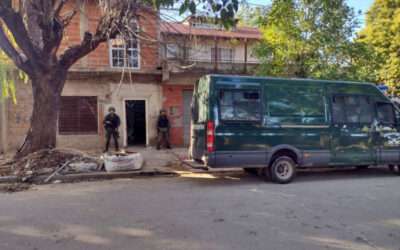 Allanan y detienen a dos personas vinculadas a una banda delictiva dedicada a los robos “pirañas” y “entraderas” en provincia