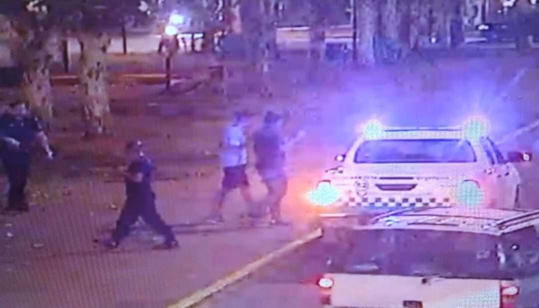 Las cámaras municipales detectaron a dos hombres con un arma blanca en la plaza San Juan Bautista