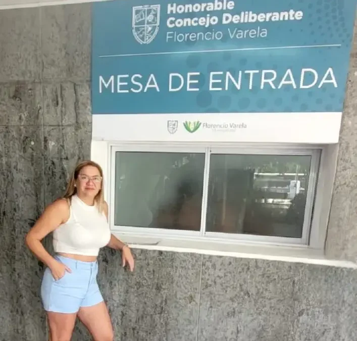 La ex consejera escolar Silvina Grinkievich presentó en el HCD el proyecto de “Escuelas Seguras Varelenses”
