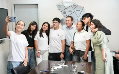 Andrés Watson examinó proyectos para beneficiar a la comunidad junto a estudiantes varelenses