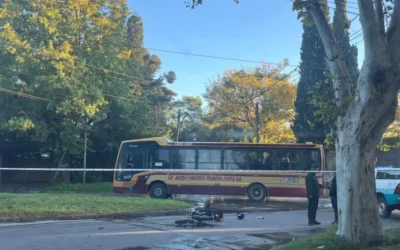 Fuerte choque entre un auto y una moto en Villa Vatteone