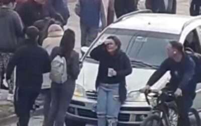 VIDEO. Atropellaron a una adolescente cuando cruzada la avenida Hudson y Rio Colorado en Florencio Varela