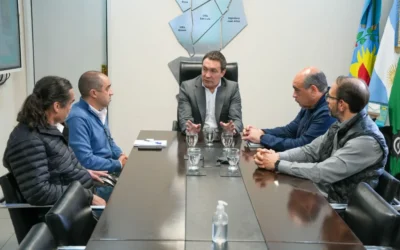 Watson con Zbikoski y demás autoridades de la firma que tomó el control de la Línea 148