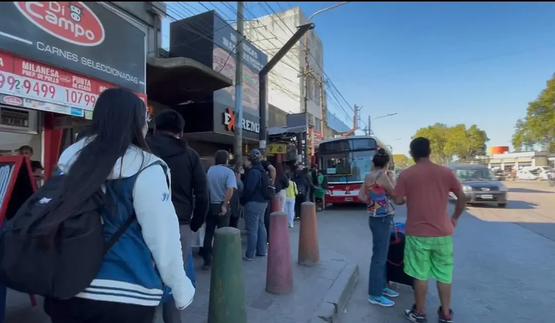 VIDEO. Larguísimas filas en la parada de la 503 para subir al colectivo, pero habría cambios cuando comience a circular el 2 de mayo la 148