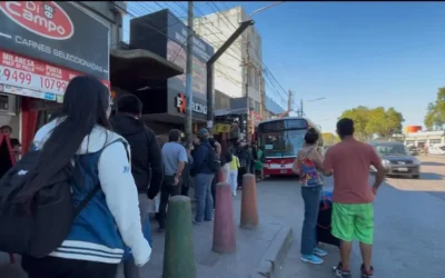 VIDEO. Larguísimas filas en la parada de la 503 para subir al colectivo, pero habría cambios cuando comience a circular el 2 de mayo la 148