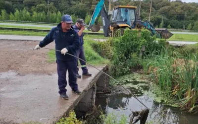 Persisten los trabajos de limpieza y desobstrucción de conductos en Varela