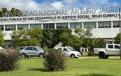 VIDEO. La UNAJ colocó un cartel donde le exige a Milei: “cumplí la ley»