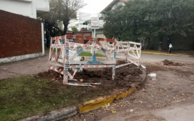 Respuesta oficial a publicación de La Colmena: “Se rompió un caño maestro de agua y se inundaron varias calles del barrio Villa Vatteone
