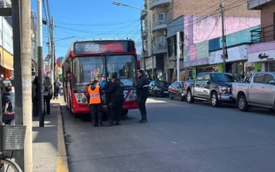 Una mujer quedó atrapada en la puerta de un colectivo colapsado y cayó al suelo