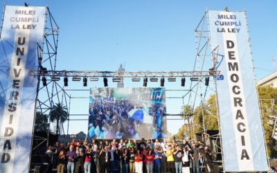 «No permitamos que los pilares de nuestras universidades trabajadores docentes, nodocentes, investigadores y estudiantes sean expulsados del sistema. Si hoy no defendemos a nuestras universidades, el futuro de prosperidad para el País será solo un sueño. Es aquí y ahora. La universidad pública se defiende. Por más y mejor educación pública y ciencia», concluyeron.  Debajo del escenario estuvieron el gobernador de la provincia de Buenos Aires, Axel Kicillof; senadores, diputados y legisladores porteños tanto del peronismo como de las agrupaciones de izquierda, como el FIT y el Nuevo MAS.  También estuvuieron muchos representantes de la Comunidad Científica Argentina, principalmente de los sectores vinculados a la investigación, debido a que atraviesan «una situación límite», marcada por el desfinanciamiento y la caída salarial.__IP__  La movilización, que se replicó en todo el país, contó con el apoyo de la CGT y las dos CTA, que participaron con sus respectivas columnas para exigir la «recomposición salarial para docentes y nodocentes» y la aplicación del «presupuesto para el funcionamiento de las universidades y los hospitales universitarios».   #AgenciaNA