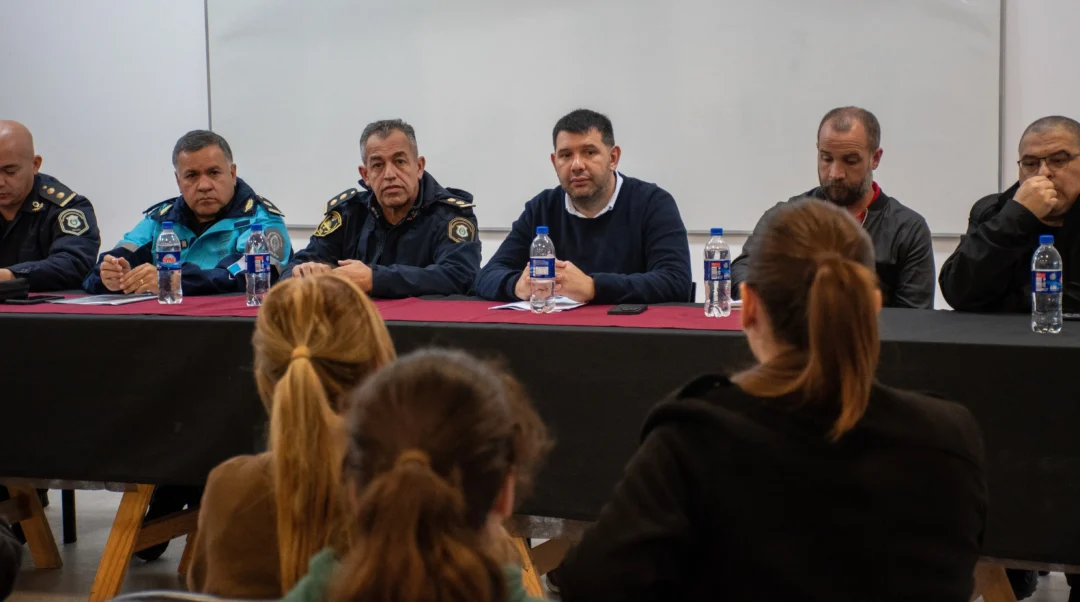 En reunión sobre seguridad afirman que instalaron en Varela: “667 cámaras, 71 vehículos de Guardia Comunal y 65 barrios con iluminación LED»