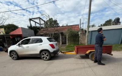 Bosques: Un hombre arrojó basura en la vía pública y terminó con el secuestro de un vehículo