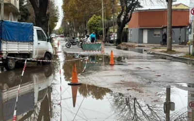 Se rompió un caño maestro de agua y se inundaron varias calles del barrio de Villa Vatteone