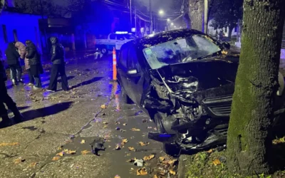 VIDEO. Perdió el control y chocó contra un auto estacionado en Villa Vatteone: hay un herido