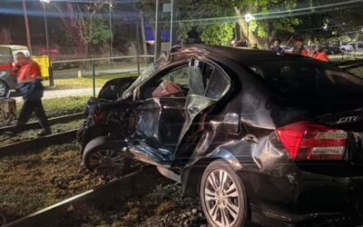 Así quedó el auto de Ernestina Pais tras de haber sido arrollado por un tren en San Isidro