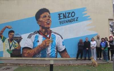 Watson visitó un mural de Enzo Fernández en la previa a final de la Copa del Mundo