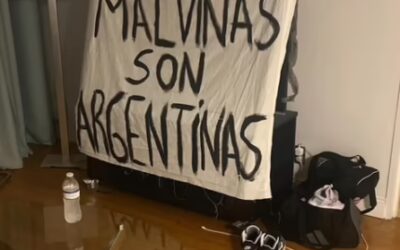 La historia de la bandera de Malvinas que terminó en manos de los jugadores argentinos