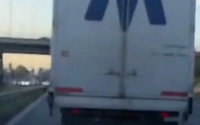 VIDEO. Un camionero manejaba usando el celular, con exceso de velocidad, sin cinturón, patente ilegible y mal uso de carril
