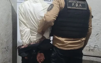 Diez detenidos por disturbios en la vía pública en las celebraciones por la victoria de la Selección Argentina El accionar articulado entre las fuerzas policiales y la Guardia Comunal desarrollado durante los festejos por la clasificación del conjunto albiceleste a la final del torneo de la FIFA culminó con la aprehensión de diez personas por resistencia a la autoridad. El secretario de Gobierno, Daniel Dono Leidi, ratificó “la directiva del intendente Andrés Watson: trabajar por un distrito cuidado a fin de no permitir que ningún inadaptado arruinara la celebración de los vecinos y las vecinas que disfrutaban pacíficamente ese momento de felicidad”. Dentro de las pertenencias de los involucrados, los oficiales hallaron un machete, una cuchilla y una pistola de aire comprimido. Fueron trasladados a la Comisaría Primera donde quedaron a disposición de la Justicia.