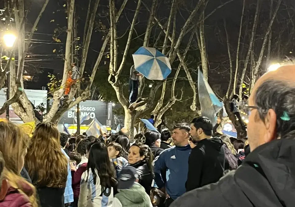 En fotos los festejos por el triunfo de Argentina ante Inglaterra en Florencio Varela
