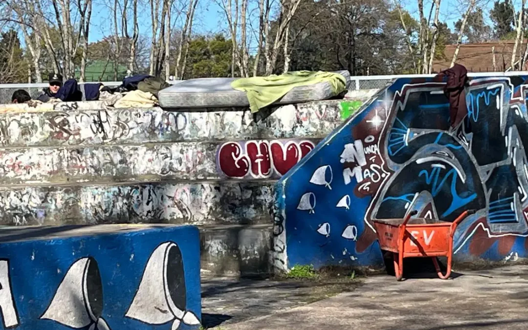 Desalojo y limpieza en el Anfitatro del centro de Florencio Varela: Había colchones y hasta un perro muerto