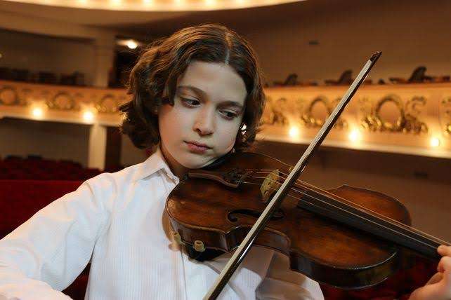 Concierto de lujo en la Parroquia San Juan Bautista: El violinista prodigio Marcos Carrera tocará como solista junto a la Sinfónica de Florencio Varela