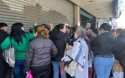 VIDEOS. Un local de artículos de bazar en Florencio Varela cerró sus puertas y regaló la mercadería a los vecinos