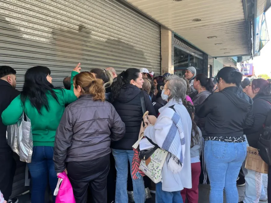 comercio cerro las puertas gente haciendo la fila