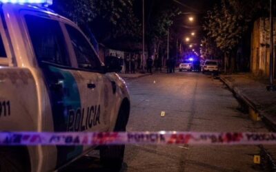 Un oficial de la Policía Bonaerense se defendió a los tiros de un intento de robo e hirió a dos motochorros, padre e hijo, en la ciudad de La Plata, al tiempo que uno de ellos lucha por su vida.  Fuentes policiales informaron a la Agencia Noticias Argentinas que los involucrados se movilizaban en una moto y, mediante intimidación con un arma de fuego, pretendían concretar el asalto en 156, entre 59 y 60, pero el uniformado dio la voz de alto, extrajo su revólver reglamentario y efectuó varias detonaciones para repeler hasta que los agresores se dieron a la fuga.  El policía, que presta servicio en la Fuerza Barrial de Aproximación (FBA), resultó ileso, mientras que, minutos más tarde, los malhechores ingresaron a la Unidad de Pronta Atención de Los Hornos con heridas de arma de fuego en la zona abdominal y uno de ellos presentaba una lesión con orificio de entrada y salida, mientras que el otro tenía un orificio de entrada.  Los heridos fueron identificados como Alan Joel Serrano, de 19 años, y José Ezequiel Serrano, son padre e hijo y tienen antecedentes penales, al tiempo que el mayor de los implicados posee una lesión un tanto más leve que su descendiente.  Según los registros incorporados a la investigación, Serrano posee un antecedente por encubrimiento, correspondiente a una causa iniciada en 2025.  En aquella oportunidad, el 31 de octubre de 2025, había sido detenido en el marco de un operativo preventivo contra la modalidad conocida como “motochorro”. Según las actuaciones, circulaba en una Motomel de 150 cc que tenía un pedido de secuestro por el delito de hurto. La causa había quedado bajo intervención de la UFI N.° 7.  En tanto, su progenitor registra un antecedente en una causa por robo agravado por su comisión en poblado y en banda, iniciada en junio de 2025 y con intervención de la UFI N.° 11 y el Juzgado de Garantías N.° 1 de La Plata.  Agencia NA