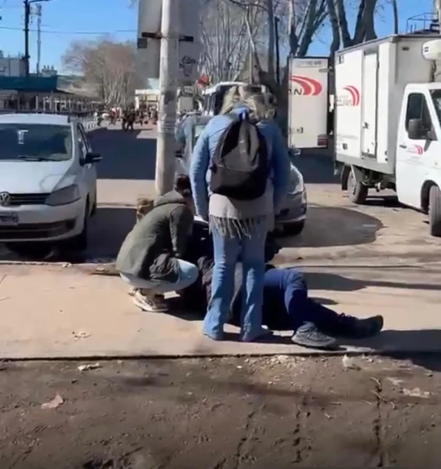 mujer se cayo en la vereda