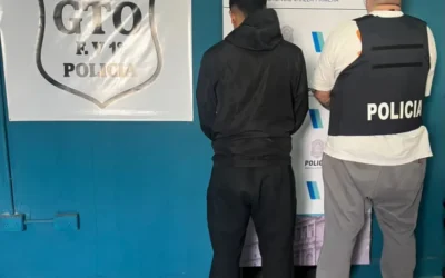 Detuvieron a un joven por abuso sexual contra una menor en Florencio Varela Un joven de 21 años fue aprehendido en las últimas horas acusado de abuso sexual con acceso carnal , tras una denuncia radicada en la Comisaría 1ra varelense Según la denuncia realizada el 7 de septiembre por una mujer de 33 años, su hija menor de edad relató que durante la madrugada, mientras dormía en la casa de la pareja de su madre junto a su hermano, habría sido abusada por un familiar del padrastro. Tomó intervención la UFI N°8 de Florencio Varela, que dispuso la realización del protocolo correspondiente para este tipo de casos y las diligencias de rigor. Con esa orden, personal del GTO de la Comisaría 1ra inició intensas tareas investigativas y logró dar con el acusado en la zona de calle 828 y 803, en Zeballos . El joven, identificado como T.M (21 años ), fue interceptado, trasladado a la Seccional Primera y quedó aprehendido a disposición de la Justicia, imputado por el delito de” Abuso Sexual con acceso carnal”. La causa sigue en etapa investigativa y bajo resguardo de la identidad de la víctima por tratarse de una menor.