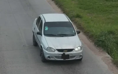 Interceptación las cámaras de seguridad un auto buscado por la Justicia en Barrio Sarmiento