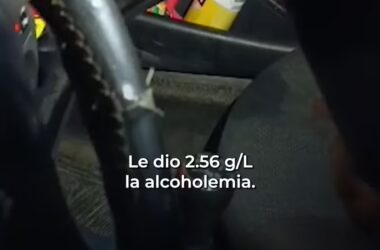 VIDEO. Un hombre manejaba mientras tomaba cerveza por la Riccheri, sin cinturón, sin seguro ni VTV y el control le dio 2,56 g/l