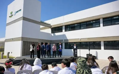 Kicillof y Watson inauguraron polo educativo, CAPS y entregaron ambulancias en Ingeniero Allan