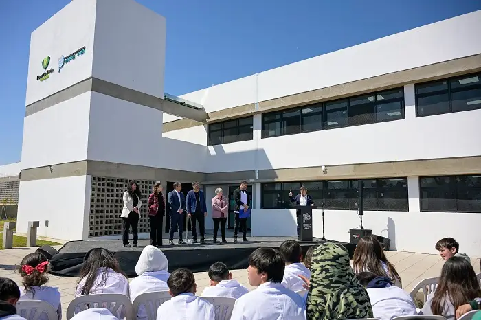 Kicillof y Watson inauguraron polo educativo, CAPS y entregaron ambulancias en Florencio Varela