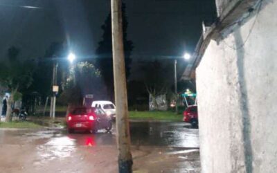 ¿Quién controla a Telecentro? Vecinos de La Sirena denuncian postes torcidos, cables tironeados y luminarias desconectadas