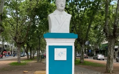 Indignante: el busto del primer ciudadano ilustre Alfredo Scrocchi en Florencio Varela está sin placa hace meses