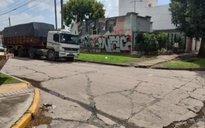 VIDEO. El misterio del camión abandonado en Villa Vatteone: lleva un año en Pueyrredón y Tucumán y nadie sabe de quién es