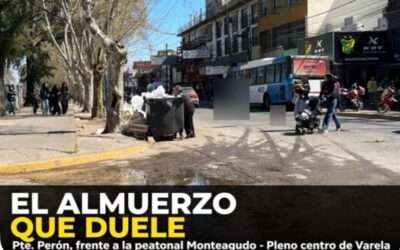 DURA POSTAL EN PLENO CENTRO DE VARELA : Todos los mediodías, gente en situación de calle come de un contenedor frente a la Peatonal Monteagudo